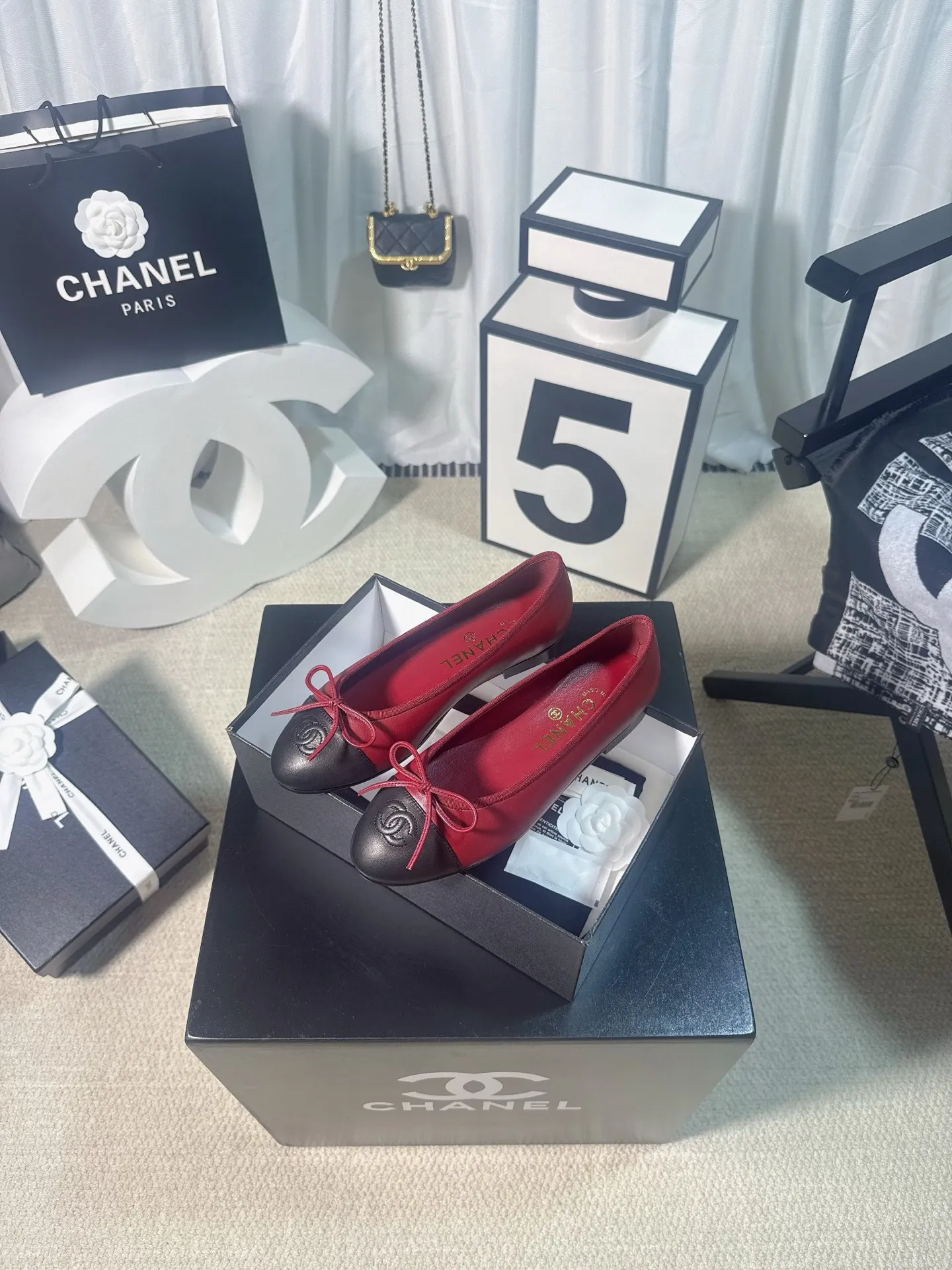 👟👟Ex-factory price 480👟👟 Generation * grade 25s Chanel fragrance is beautiful Maillard color back hollow Sling-back sandals flat/thick heel/high heel Sling-back came out in 1957, and then the two-tone design became a Chanel classic! Very suitable for spring and summer🩰 The two-color design is simple and exquisite, with a square toe and generous temperament. It visually lengthens the leg line. The color of the toe creates a sense of color difference. The back lace design is simple and elegant. It is a classic model that can be worn for hundreds of years. It is worth buying!! Upper: Customized metallic sheepskin. Inner pads: imported sheepskin. Heel height: ballet shoes. Sole: Italian A-grade genuine leather outsole. Size: 35-39 (34.40.41.42.43 is custom-made and non-returnable)